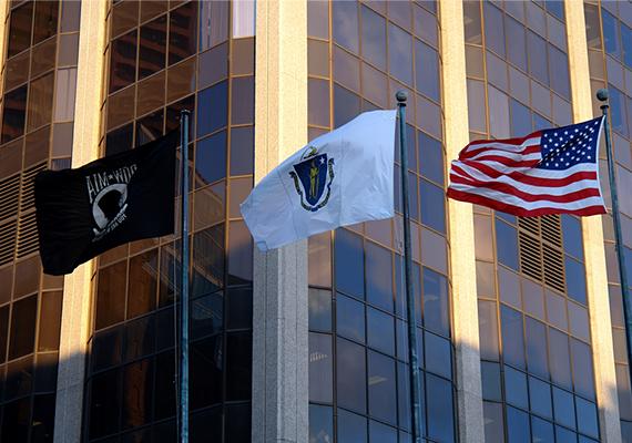 约翰·W. 麦科马克大厦(阿什伯顿广场一号), 波士顿), 美国国旗, 麻萨诸塞州旗, 前景的POW-MIA标志